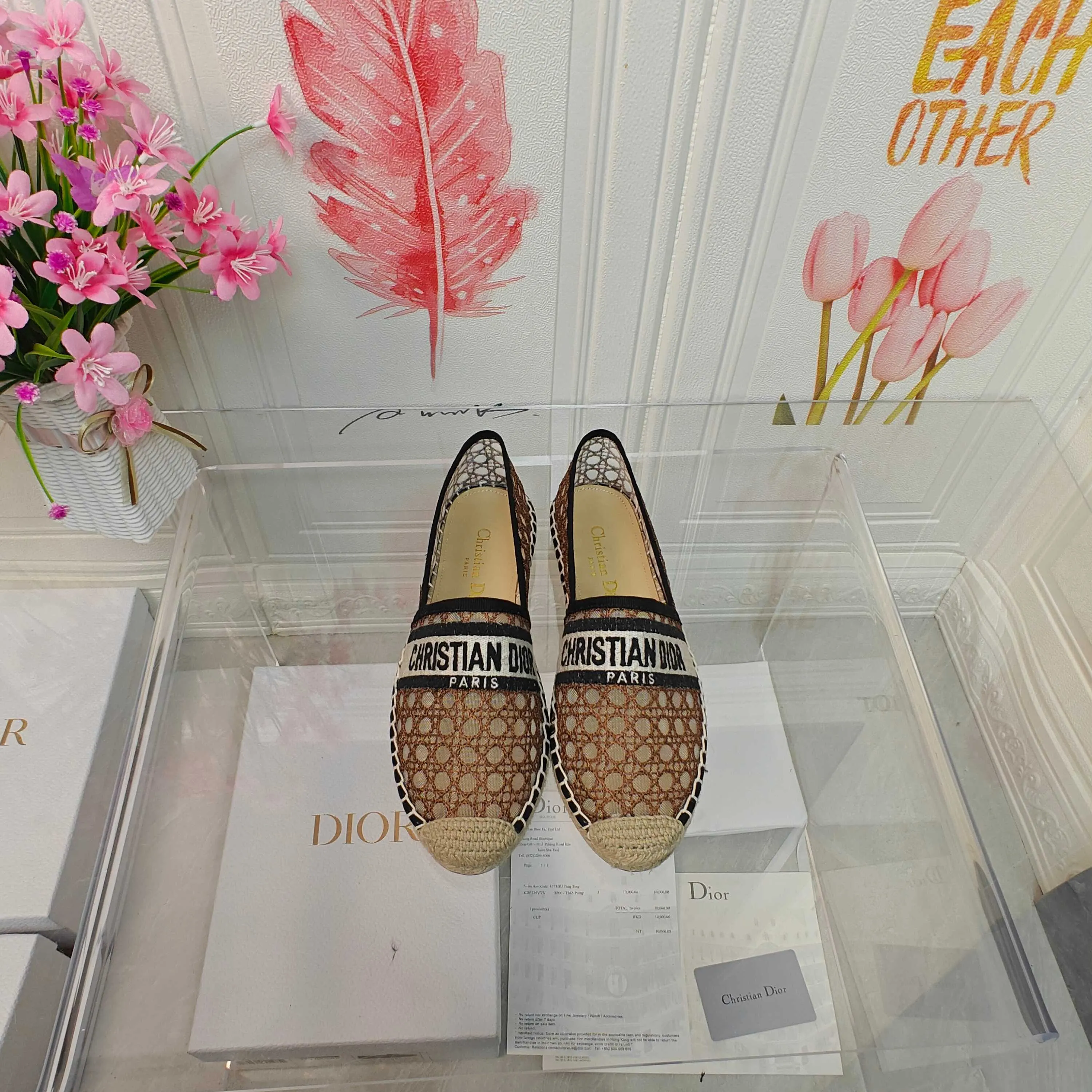 👟👟Ex-factory price 380👟👟 Dior Granville espadrilles with black embroidery top quality Upper: "CHRISTIANDIOR" embroidered mesh Craftsmanship: Hand-sewn hemp rope outsole Lining: Imported soft and breathable sheep lining with padded feet Size: 35-40 (customized at 34.41.42) Outsole: Exclusive molded rubber outsole decorated with lucky star symbol